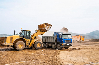 загрузка сыпучих материалов в самосвал